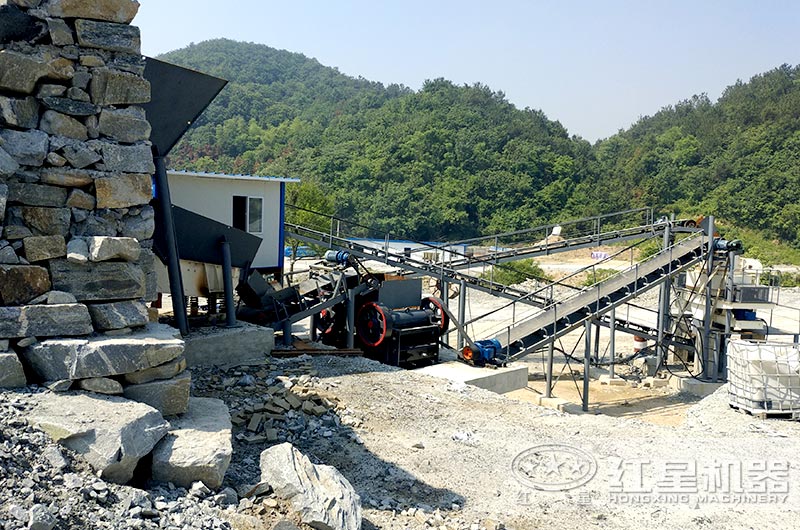 顎式細(xì)破碎機(jī)破碎現(xiàn)場(chǎng)，搭配制砂機(jī)使用
